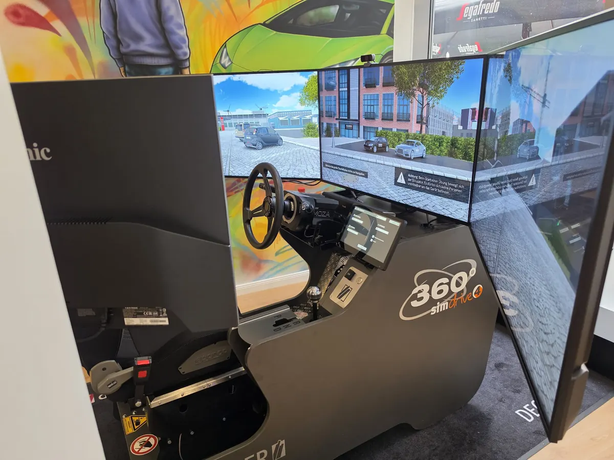 Cockpit des Fahrsimulators mit Lenkrad, Gangwahlhebel und Touch-Display – Academy Now Fahrschule Hamburg