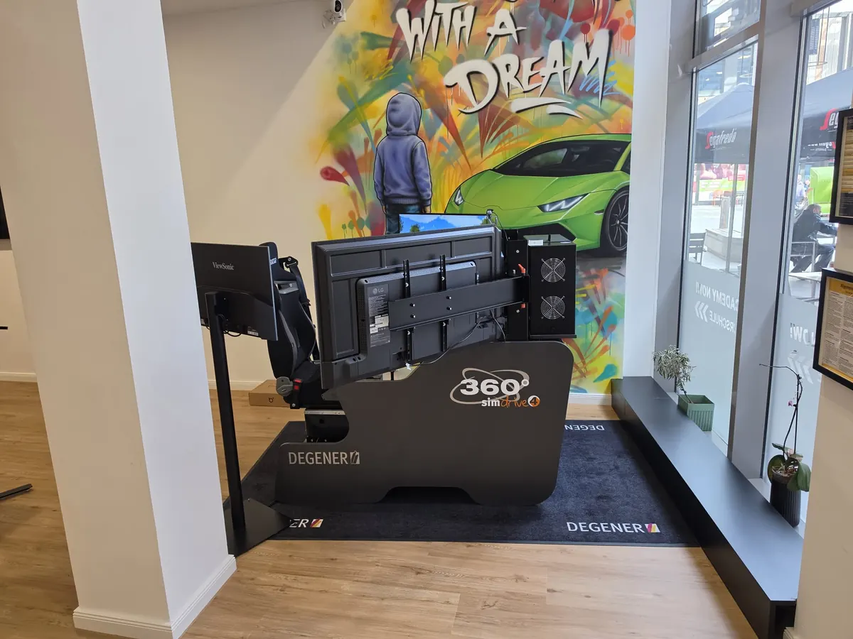 Degener 360° simdrive Fahrsimulator mit Bewegungsplattform – Rückansicht in der Academy Now Fahrschule
