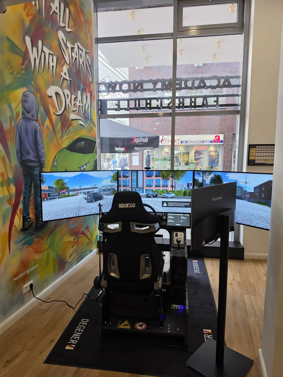 Frontansicht des Fahrsimulators mit Sparco-Sitz und simulierter Stadtfahrt – Fahrschule Hamburg