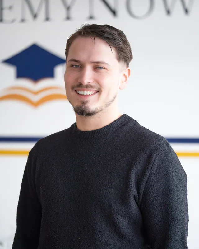 Porträt von Tahsin, Fahrlehrer bei der Academy Now Fahrschule Hamburg
