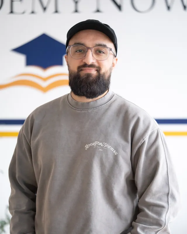 Porträt von Eddy vom Empfangsteam der Academy Now Fahrschule Hamburg